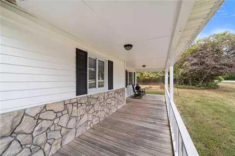 Exterior - 2919 Ingleside Dr, High Point, NC 27265 photo 4 of 9