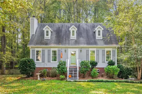 6208 Deforest Ct, Pfafftown, NC 27040