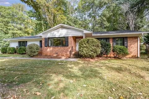 100 Gardenwood Ct, Jamestown, NC 27282