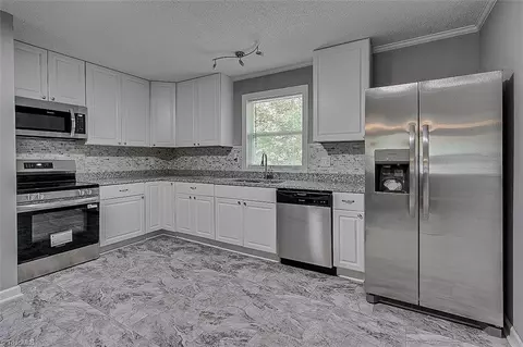 Kitchen - 4124 Skyview Ct, Trinity, NC 27370 photo 2 of 3