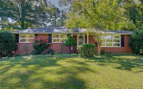 3660 Lakeview Dr, Pfafftown, NC 27040
