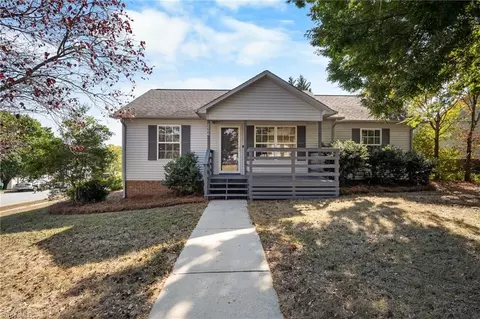 2906 Buckleigh Ln, High Point, NC 27265