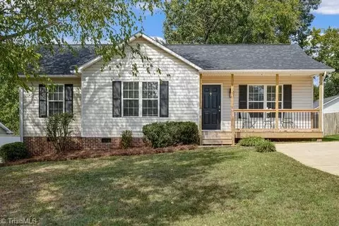 210 Larkspur Ln, Thomasville, NC 27360