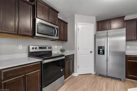 Entry Way - 3906 Copperfield Ct, High Point, NC 27265 photo 6 of 8