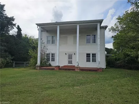 113 Willow St W, Yadkinville, NC 27055