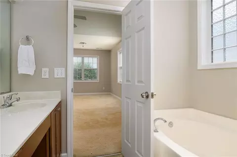 Bath - 2464 Birch View Dr, High Point, NC 27265 photo 2 of 3