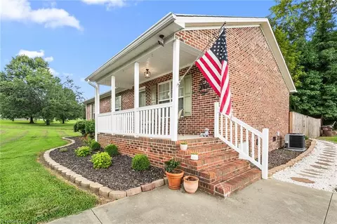 Exterior - 4348 Valley View Rd, Thomasville, NC 27360 photo 6 of 7