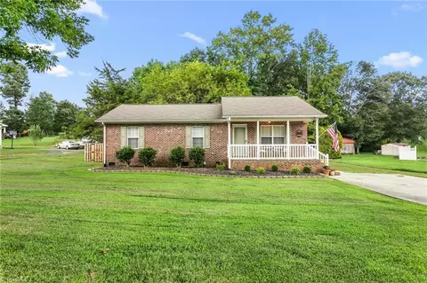 4348 Valley View Rd, Thomasville, NC 27360