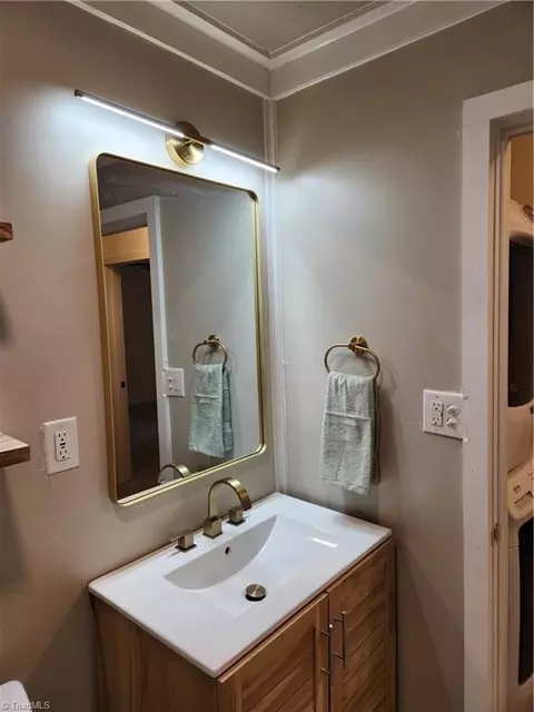 Bath - 209 Snider St, High Point, NC 27265 photo 2 of 3