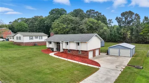 6433 Lamshire Rd, Kernersville, NC 27284