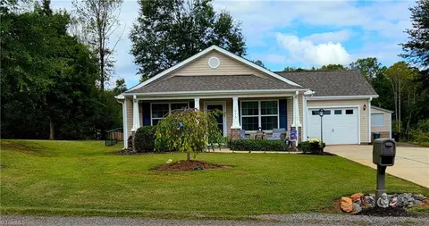 1017 Countryside Ln, Yadkinville, NC 27055