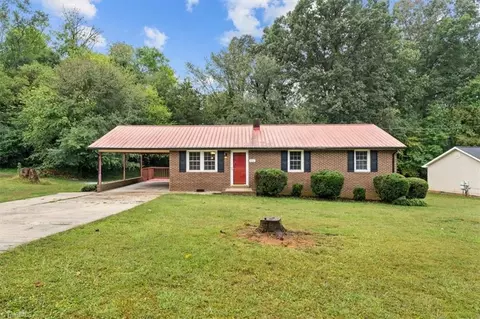 1001 Meadowood Dr, Ramseur, NC 27316