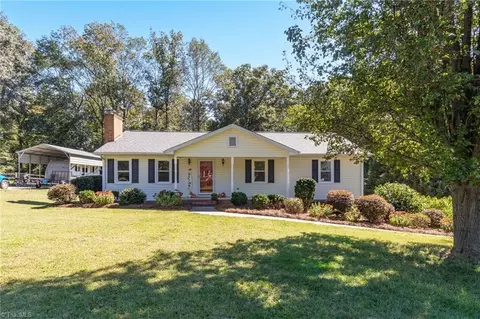 8003 Oakridge Dr, Lexington, NC 27295