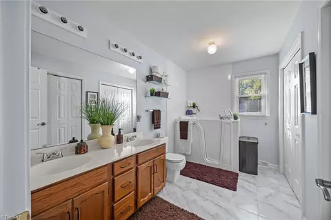 Bath - 310 Jacobs Dr, Salisbury, NC 28144 photo 2 of 4
