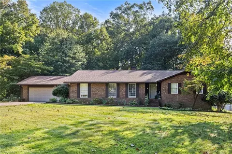 4671 Forest Manor Dr, Winston Salem, NC 27103