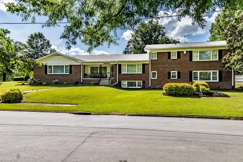 300 Edgedale Dr, High Point, NC 27262 photo 1