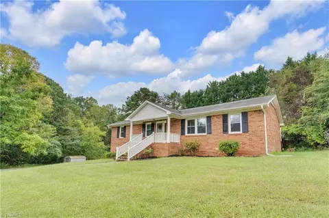 2512 Newington Ct, Clemmons, NC 27012