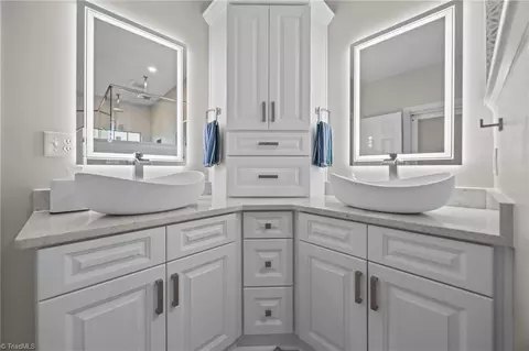 Bath - 7238 Belmont Dr, Trinity, NC 27370 photo 4 of 7