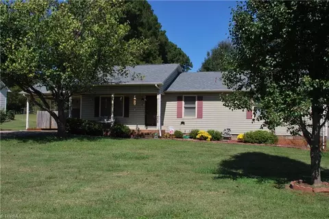 408 Lake Dr E, Mocksville, NC 27028