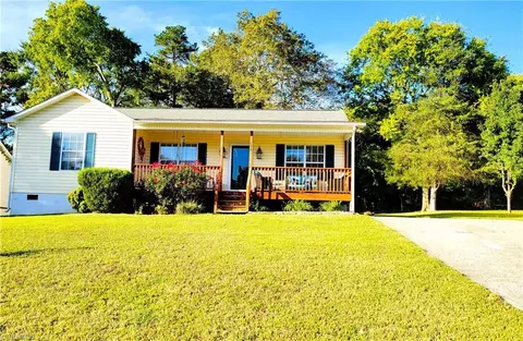 102 Birch Tree Ln, Thomasville, NC 27360