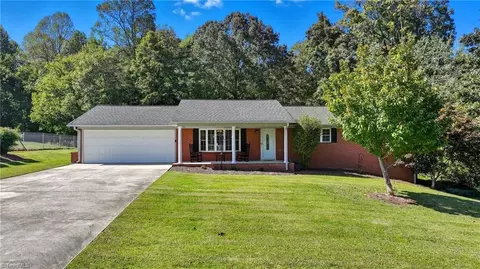121 Pleasant Dr, Thomasville, NC 27360