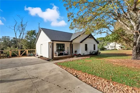 218 Taylor St, Yadkinville, NC 27055