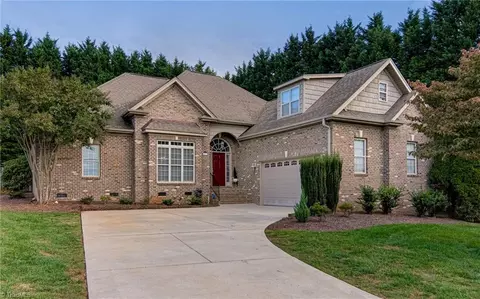 5099 Oak Garden Dr, Kernersville, NC 27284
