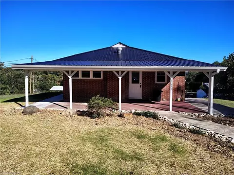2019 Woodland Dr, Mount Airy, NC 27030
