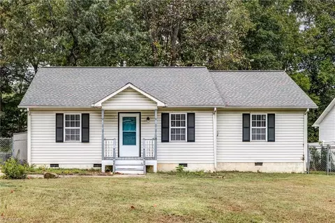 4 Oak Meadow Ln, Thomasville, NC 27360