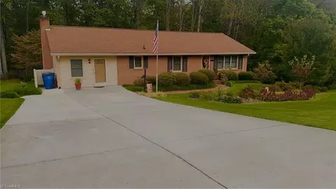 161 Ridgeview Dr, Mount Airy, NC 27030