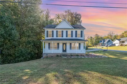914 Charter Oaks Dr, Randleman, NC 27317