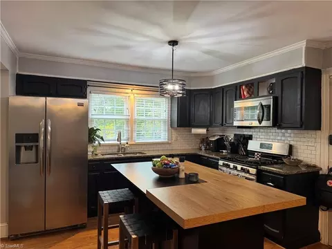 909 Knollwood St, Winston Salem, NC 27103