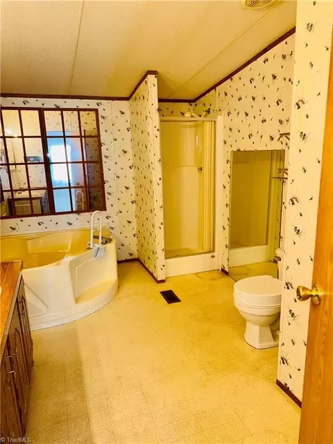 Bath - 4177 Dawnwood Dr, Trinity, NC 27370 photo 1 of 2