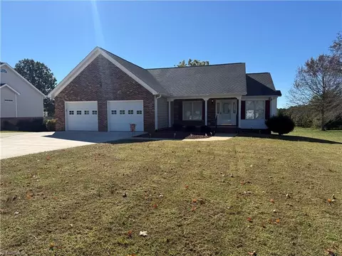 1067 Oxford Ln, King, NC 27021