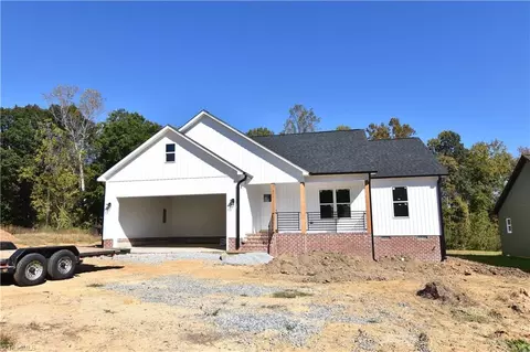 107 Fletchers Farm Dr, Thomasville, NC 27360