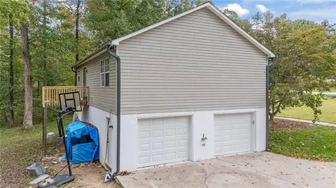 Exterior - 18 Candlestick Dr, Thomasville, NC 27360 photo 4 of 9