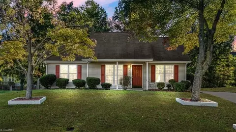 17 Glendale Oaks Ct, Greensboro, NC 27406