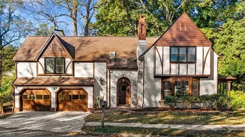 210 Oakwood Dr, Thomasville, NC 27360