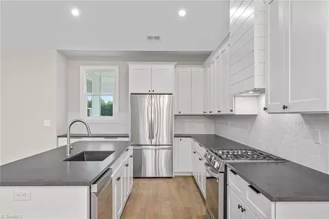Kitchen - 151 Rimrock Rd, Harmony, NC 28634 photo 4 of 5