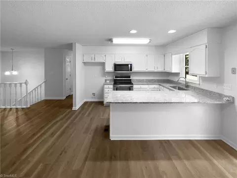 Kitchen - 2286 Lynn Cir, Trinity, NC 27370 photo 2 of 2