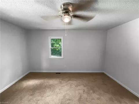 Bedroom - 2286 Lynn Cir, Trinity, NC 27370 photo 2 of 7