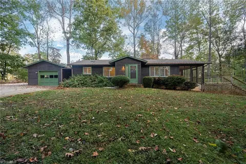 5581 Carillon Dr, Pfafftown, NC 27040