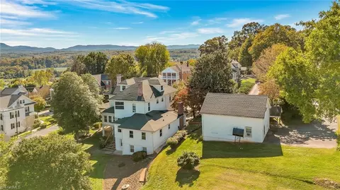 704 9th St, North Wilkesboro, NC 28659