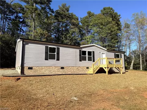 213 Green Walnut St, Traphill, NC 28685