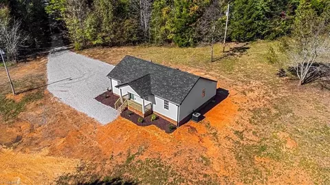 7403 Riverside Rd, Seagrove, NC 27341
