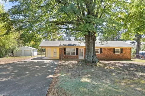 4706 Nokomis Dr, Kernersville, NC 27284