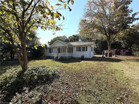 704 Coolidge St, Yadkinville, NC 27055