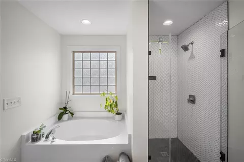 Bath - 2350 Birch View Dr, High Point, NC 27265 photo 3 of 5