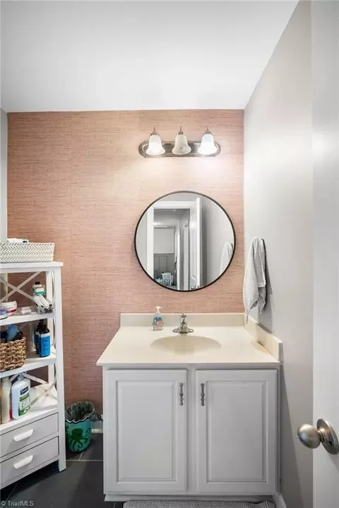 Bath - 2350 Birch View Dr, High Point, NC 27265 photo 4 of 5