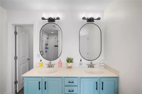 Bath - 2350 Birch View Dr, High Point, NC 27265 photo 2 of 5